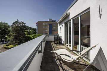 Dachterrasse - Penthouse-Feeling mit Blick auf den Hünerberg: 1-Zimmer Studio mit Dachterrasse, EBL und Möbel