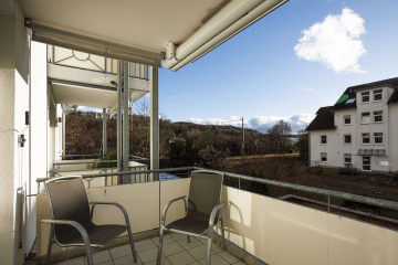 Balkon mit Aussicht - WOHNKOMFORT in Fahrnau: moderne 3-Zi.-Whg mit Balkon, Abstellkammer, Keller, Garten u. TG-Stellplatz