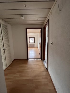 Renovierungsbedürftige 3,5-Zi. Maisonette Wohnung mit 2 Bädern und einem Stellplatz in Hauingen - Flur