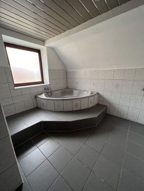 Renovierungsbedürftige 3,5-Zi. Maisonette Wohnung mit 2 Bädern und einem Stellplatz in Hauingen - Badezimmer