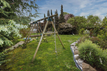 Garten mit Spielecke - MODERN LIVING in Weil am Rhein: Neuwertige 3-Zi.-Whg mit Balkon, Sommergarten, Kochinsel, uvm.