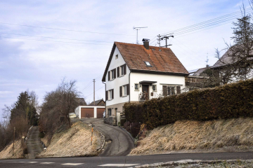 Hausansicht - FAMILIENTRAUM in Hüsingen: EFH mit riesigem Grundstück, 5 Zimmern, Doppelgarage, Terrasse & Kamin
