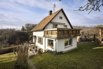 Hausansicht - FAMILIENTRAUM in Hüsingen: EFH mit riesigem Grundstück, 5 Zimmern, Doppelgarage, Terrasse & Kamin