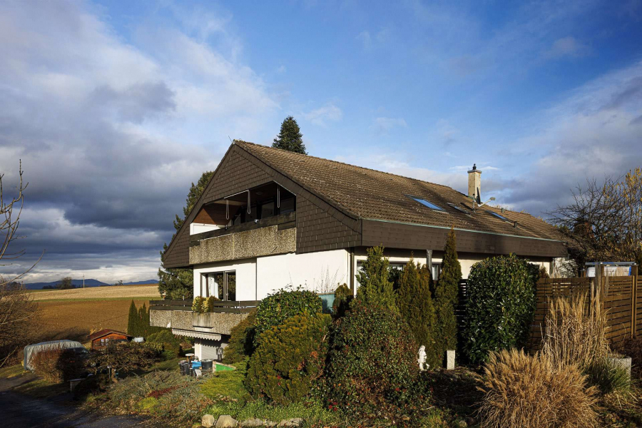 Hausansicht - Idyllisches WEITBLICKHEIM in Rührberg – moderne 3 Zi.-Whg, Panoramabalkon, Kochinsel & 2 Stellplätze