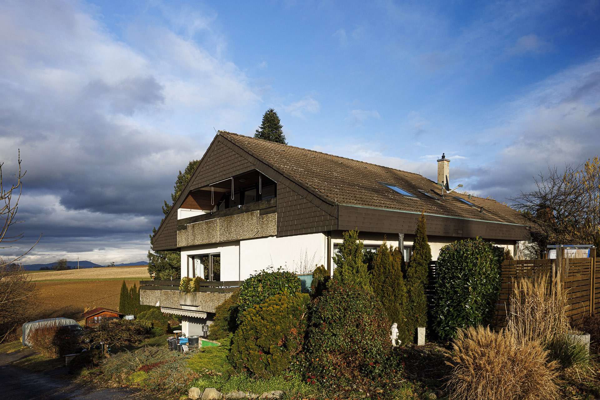 Idyllisches WEITBLICKHEIM in Rührberg – moderne 3 Zi.-Whg, Panoramabalkon, Kochinsel & 2 Stellplätze