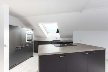 Küche - Idyllisches WEITBLICKHEIM in Rührberg – moderne 3 Zi.-Whg, Panoramabalkon, Kochinsel & 2 Stellplätze