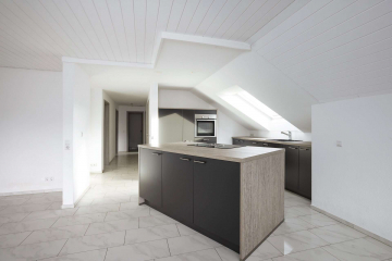 Küche - Idyllisches WEITBLICKHEIM in Rührberg – moderne 3 Zi.-Whg, Panoramabalkon, Kochinsel & 2 Stellplätze