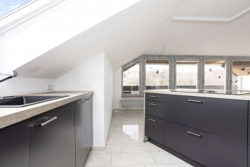 Küche - Idyllisches WEITBLICKHEIM in Rührberg – moderne 3 Zi.-Whg, Panoramabalkon, Kochinsel & 2 Stellplätze