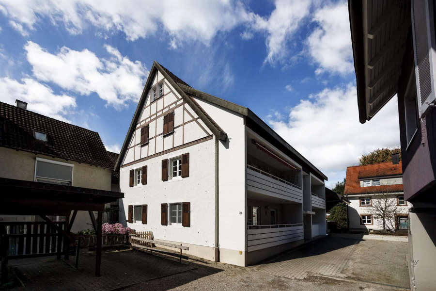 Hausansicht - 2-Zimmer Wohnung DORFNEST in Hauingen mit Balkon, Garage und modernem Look