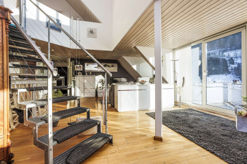 Treppenaufgang OG - PANORAMATRAUM im Schwarzwald: 4-Zi.-Maisonette-Whg in Zell mit Kamin, Balkon & 2 Stellplätzen