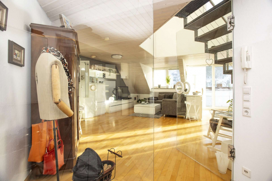 Blick Richtung Wohnzimmer - PANORAMATRAUM im Schwarzwald: 4-Zi.-Maisonette-Whg in Zell mit Kamin, Balkon & 2 Stellplätzen