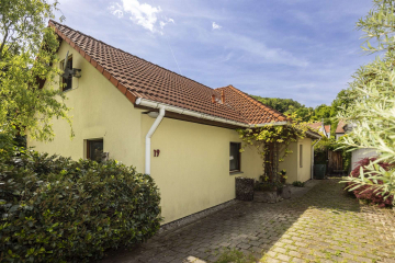 Außenansicht Front - “GARTEN-BUNGALOW” in Haagen – Modernes Familienhaus mit gr. Garten, Kamin & ausgebautem Dachgeschoss