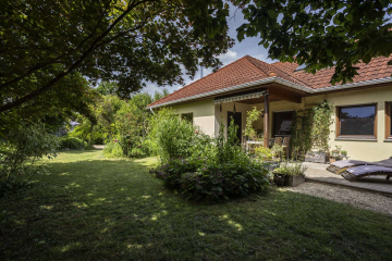 Garten - “GARTEN-BUNGALOW” in Haagen – Modernes Familienhaus mit gr. Garten, Kamin & ausgebautem Dachgeschoss