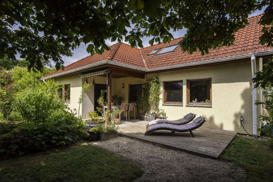 Hausansicht vom Garten - “GARTEN-BUNGALOW” in Haagen – Modernes Familienhaus mit gr. Garten, Kamin & ausgebautem Dachgeschoss