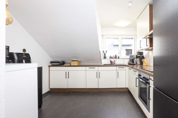 Küche - SONNENBLICK NOLLINGEN – Moderne 3-Zi.-Whg im DG mit Balkon, TG & Weitblick