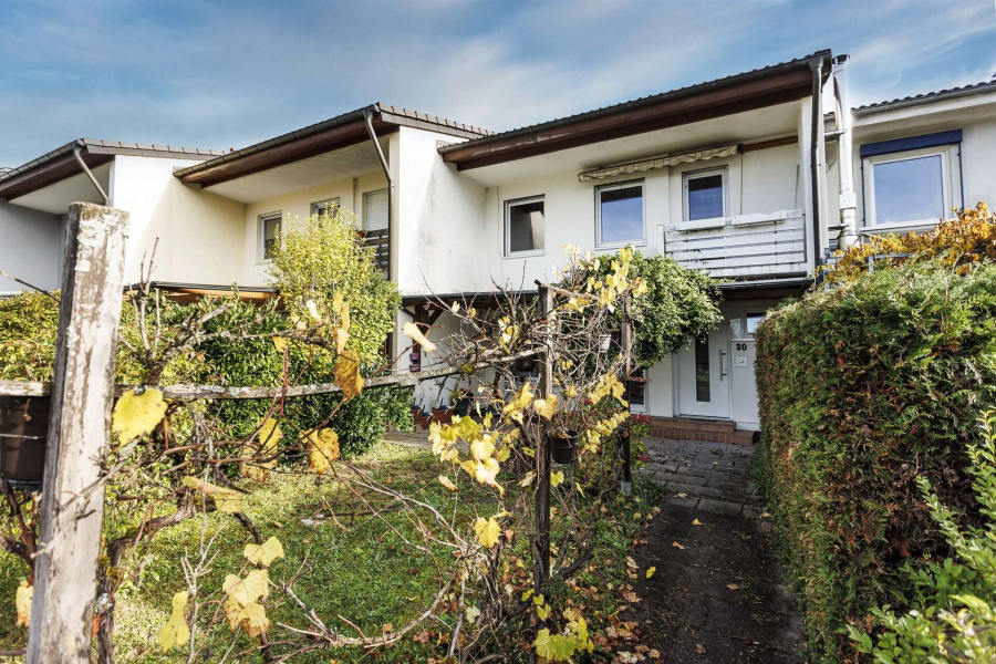 Front - HERZENSPLATZ in Fahrnau: Reihenmittelhaus mit 4 Zimmern, Garten, Terrasse & Balkon, Top Lage & Anbindung