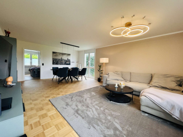 Wohnzimmer - helle 3-Zi. Whg. mit gr. Balkon,offenem Wohnbereich, EBK, TG-Stpl. in ruhiger Lage am Tüllinger Berg