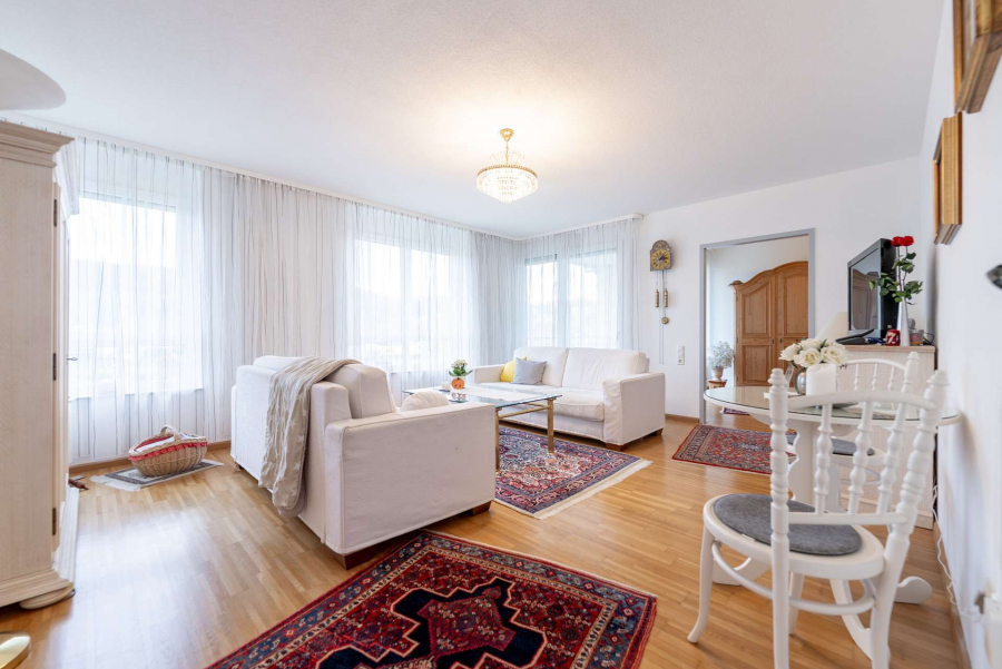 Wohnzimmer - Wohnen mit ZUKUNFT: Barrierefreie 3-Zi.-Whg in Stadtnähe mit Balkon und Option auf Betreutes Wohnen