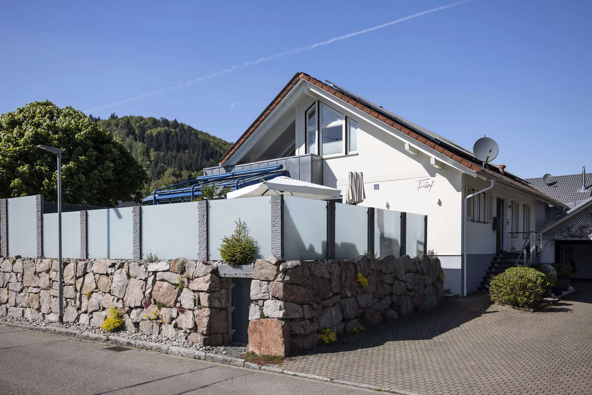 SONNENPLATZ mit Pool & Sauna – Großzügiges EFH mit 8 Zimmern, Garten, Kamin & Garage in Langenau