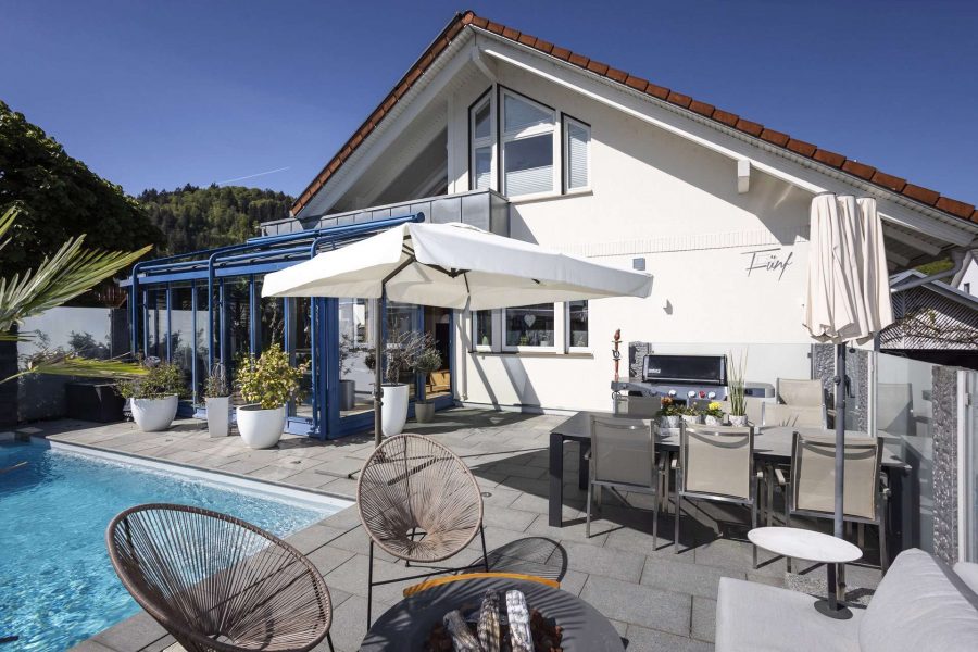 Außenbereich mit Pool
