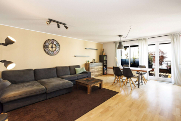 Wohn- / Esszimmer - LICHTBLICK – Lichtdurchflutete 4-Zi. Whg in Brombach mit Balkon, Garage + Keller