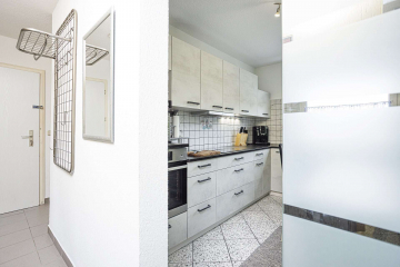 Flur mit Blick Richtung Küche - STADTBLICK: 3 Zi-Whg zentrumsnah in energetisch saniertem MFH mit moderner Küche und Bad, Balkon