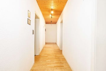 Flur - ALTSTADTCHARME zentral in Schopfheim: 3-Zi.-Whg mit Gemeinschaftsgarten, Tageslichtbad + Stellplatz