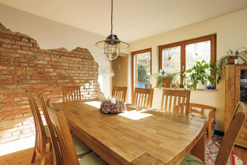 Esszimmer - HOLZSTUBE: rustikales EFH in Bad Bellingen mit 4 Zi. Holzdielen, Kamin, Balkon, Garten und Garage