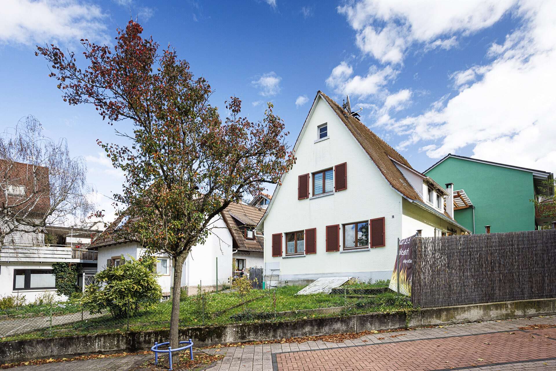 HOLZSTUBE: rustikales EFH in Bad Bellingen mit 4 Zi. Holzdielen, Kamin, Balkon, Garten und Garage