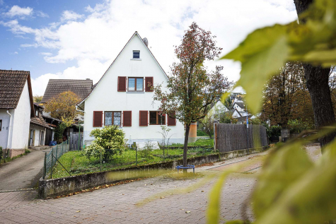 HOLZSTUBE: rustikales EFH in Bad Bellingen mit 4 Zi. Holzdielen, Kamin, Balkon, Garten und Garage, 79415 Bad Bellingen, Einfamilienhaus