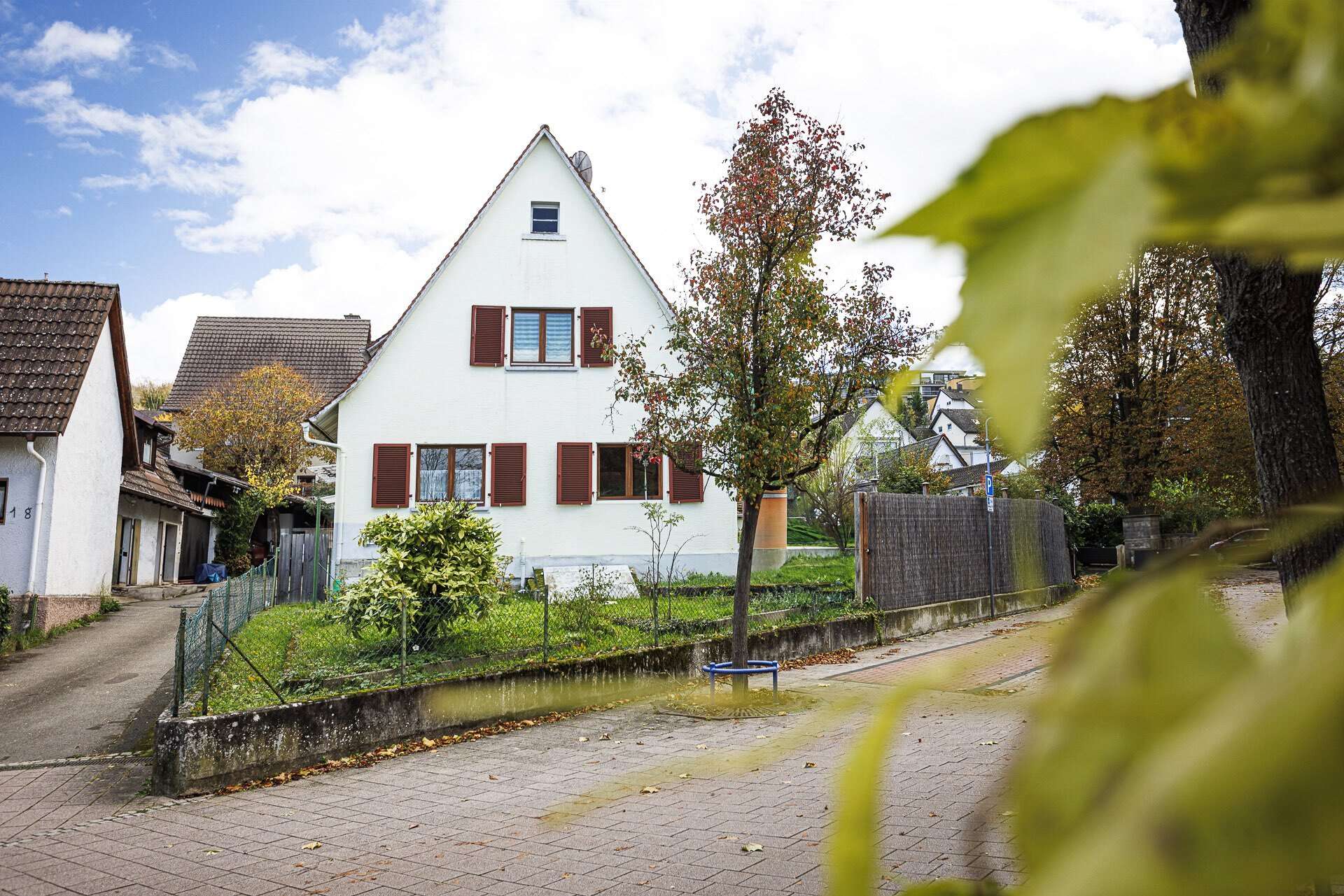 HOLZSTUBE: rustikales EFH in Bad Bellingen mit 4 Zi. Holzdielen, Kamin, Balkon, Garten und Garage