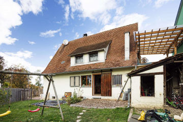 Rückseite zum Garten - HOLZSTUBE: rustikales EFH in Bad Bellingen mit 4 Zi. Holzdielen, Kamin, Balkon, Garten und Garage