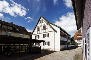 4-Parteienhaus - Geräumige 5,5-Zi. Wohnung DORFKERN in familiärer Einheit im Herzen von Hauingen