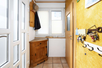 Flur - HERZENSHAUS: Historischer Charme trifft Stadtleben – liebevoll saniertes Köchlinhaus in Stadtmitte