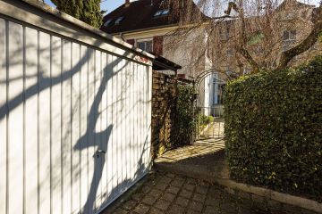 Eingang zum Grundstück mit Garage - KULTURHEIM in Weil am Rhein: Gepflegte DHH mit 8 Zimmern, Garten, Stellplatz & Garage