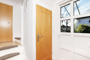 Eingansbereich - KULTURHEIM in Weil am Rhein: Gepflegte DHH mit 8 Zimmern, Garten, Stellplatz & Garage