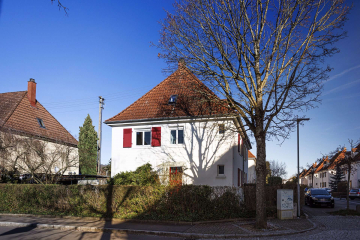 Hausansicht - KULTURHEIM in Weil am Rhein: Gepflegte DHH mit 5 Zimmern, Garten, Stellplatz & Garage