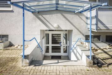 Hauseingang - GALERIEZAUBER: 3-Zi. DG-Whg in Eimeldingen mit Balkon, Galerie, Garage + Keller