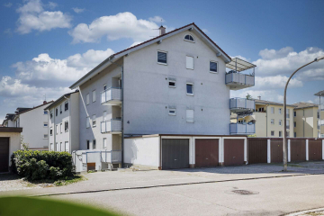 Hausansicht - GALERIEZAUBER: 3-Zi. DG-Whg in Eimeldingen mit Balkon, Galerie, Garage + Keller