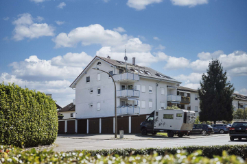 Hausansicht - GALERIEZAUBER: 3-Zi. DG-Whg in Eimeldingen mit Balkon, Galerie, Garage + Keller