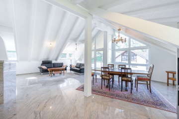 Wohnung DG - Wohnzimmer - WOHNJUWEL in Häg-Ehrsberg – Komplett saniertes 3-Familienhaus in traumhafter Schwarzwaldlage