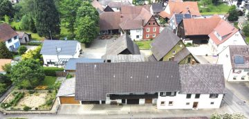 Freistehendes 2-Parteienhaus mit gr. Ausbaupotenzial, zusätzl. Bauland, Schopf + Garage in Zunzingen - Außenansicht