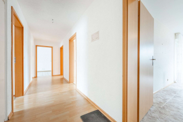 Wohnungsflur - WOHLGEFÜHL in Maulburg: familienfreundliche 4-Zi-Whg mit Balkon, Stellplatz & viel Stauraum