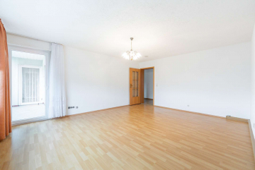 Wohnzimmer - WOHLGEFÜHL in Maulburg: familienfreundliche 4-Zi-Whg mit Balkon, Stellplatz & viel Stauraum