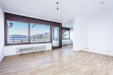 Gut geschnittene 2,5-Zi.Wohnung mit traumhaften Ausblick, 2 Balkone und Stellplatz in Lö-Brombach - Wohnzimmer