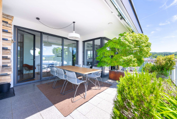 Überdachter Sitzplatz - Penthouse-Traum “BASEL VIEW”: 4 Zimmer im 9. OG mit luxuriöser Ausstattung u. Panorama-Dachterrasse