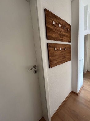 Flur - Frisch sanierte 3-Zimmer Wohnung in Hausen mit Balkon, Einbauküche und Tageslichtbad + Stellpl.