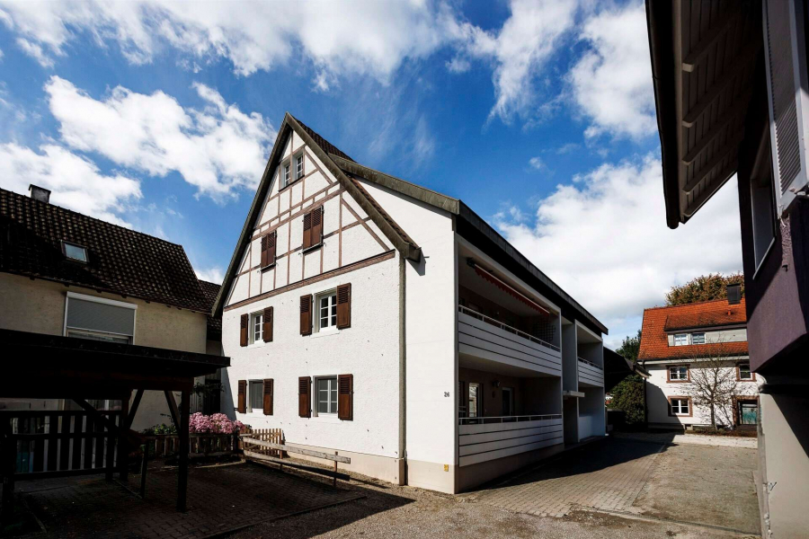 Hausansicht - 2-Zimmer Wohnung DORFNEST in Hauingen mit Balkon, Garage und modernem Look