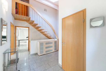 Flur EG - WOHNPARADIES: EFH in Wyhlen mit Einliegerwohnung, Terrasse, Doppelgarage und moderner Ausstattung