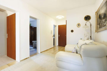 Wohnungsflur - FAMILIENWOHNUNG in Fahrnau: 4,5 Zimmer, Balkon, Gäste-WC, Keller & Garage